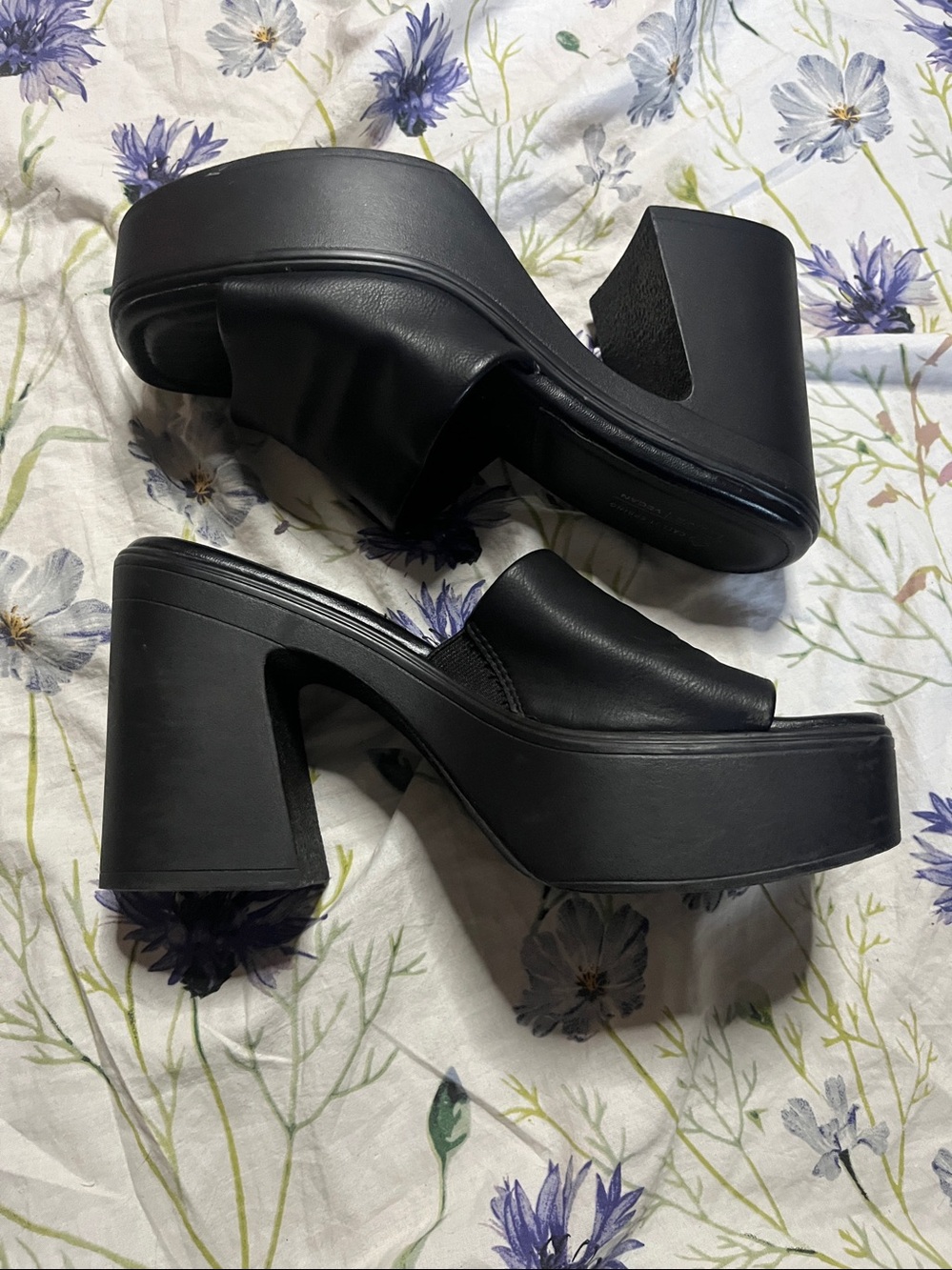 👡 Bold Black Platform Heels! 🖤 - Picture 4 of 6
